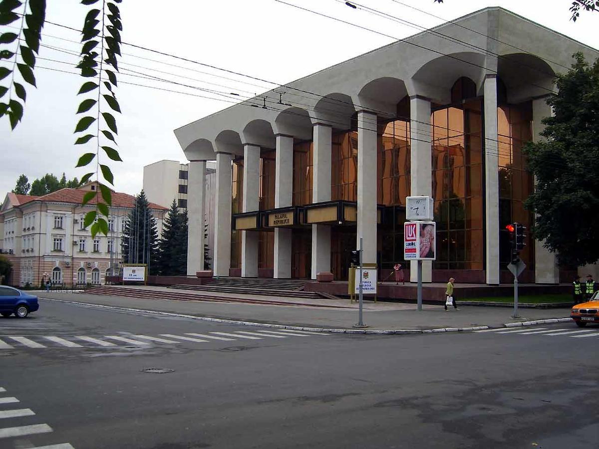 2 Bedrooms Heart Of City Center Кишинів Екстер'єр фото
